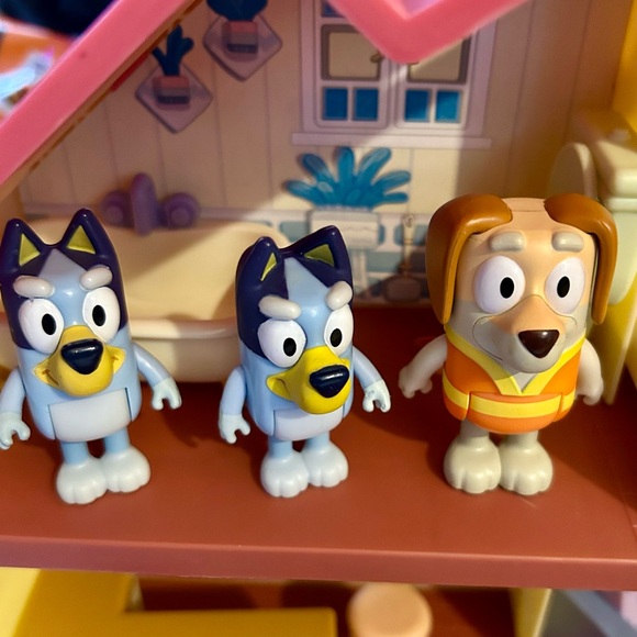 Bluey Heeler Family Celebration Home & Backyard Playset with Figurines - Picture 3 of 9